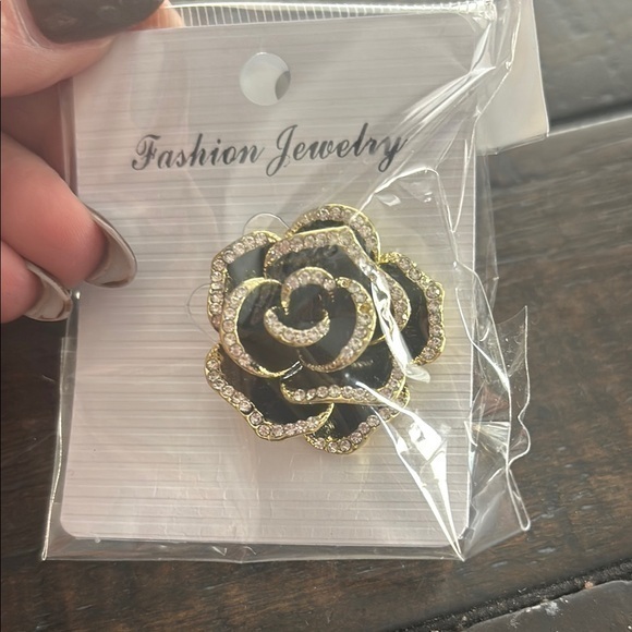 Intricate Black and Gold Rose Brooch with Sparkling Accents - Picture 1 of 1